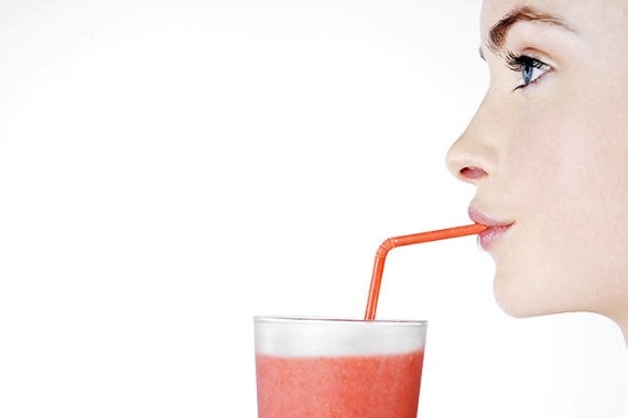 Питье из трубочки