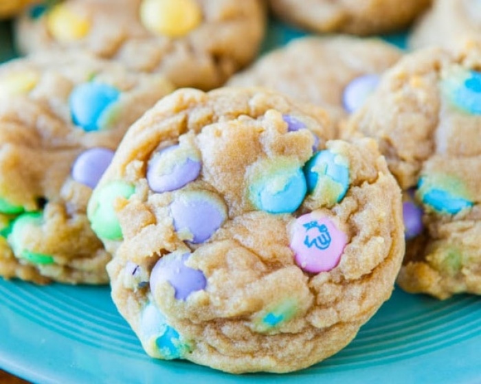 Арахисовое печенье с шоколадной стружкой и разноцветными конфетами драже